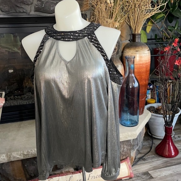 Rotita Boutique Iridescent & Shimmer Metallic Pleated Cold Shoulder Halter Top - Picture 4 of 16
